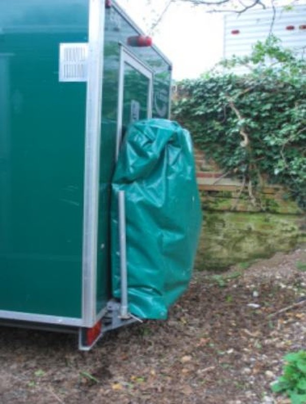 Toilet trailer ramp with cover