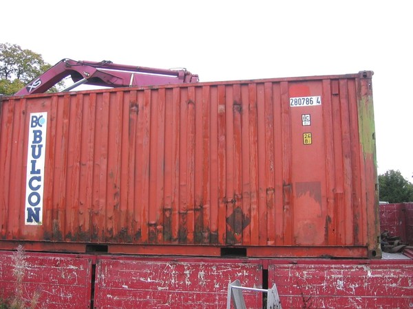 Fork lift-able shipping container