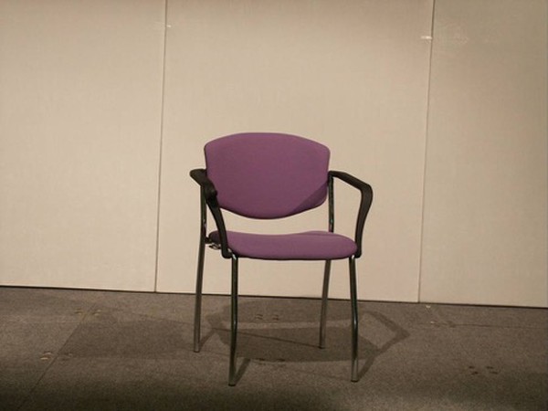 Meeting chair with arms