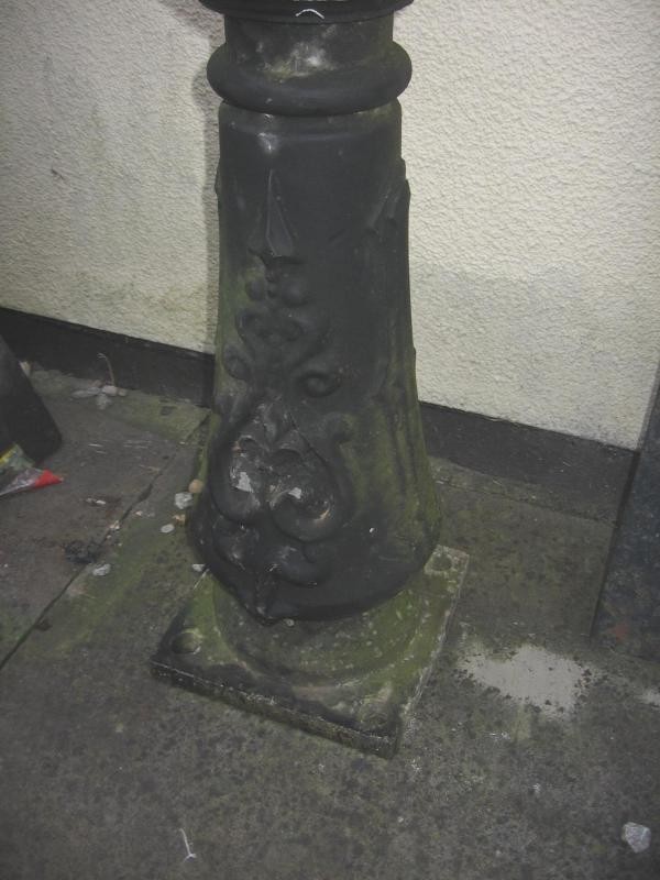 SELLING OLD VICTORIAN STYLE LAMP POST