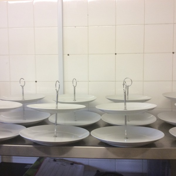 10 White Cake Stands