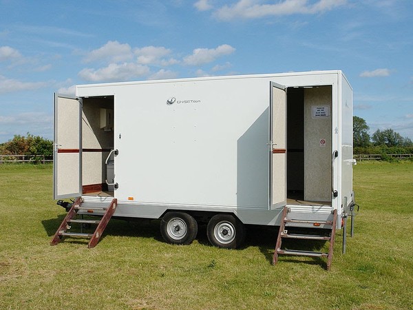 2+2 Toilet Trailer for sale. Ex T.V and Film Facility Trailers