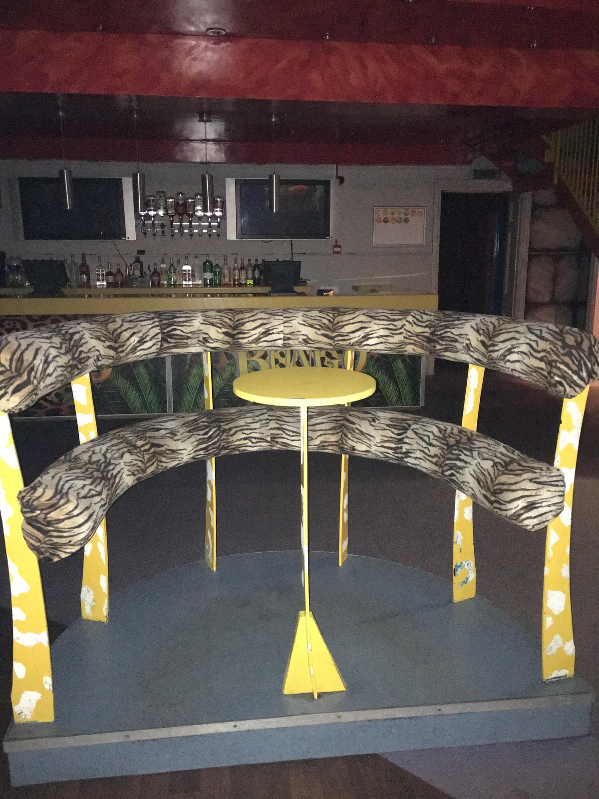 Secondhand Chairs and Tables Pub and Bar Furniture 6x Lean And Rest