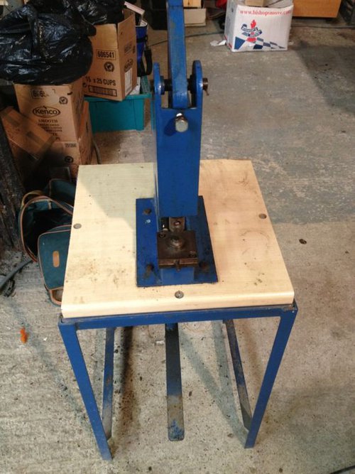 Eyeleting machine Eyeleting machine