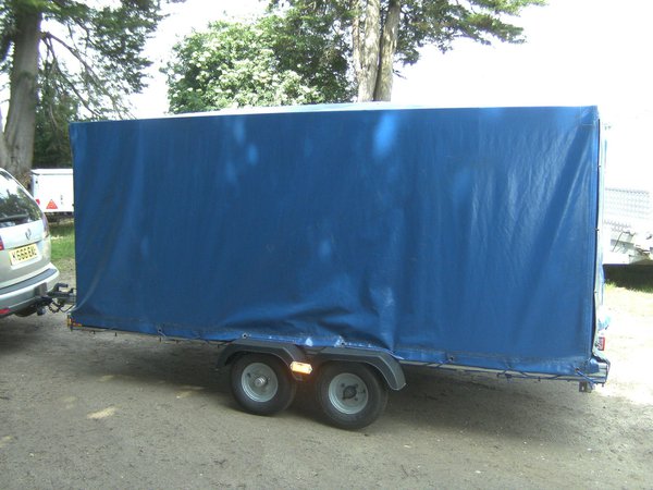 750kg covered trailer