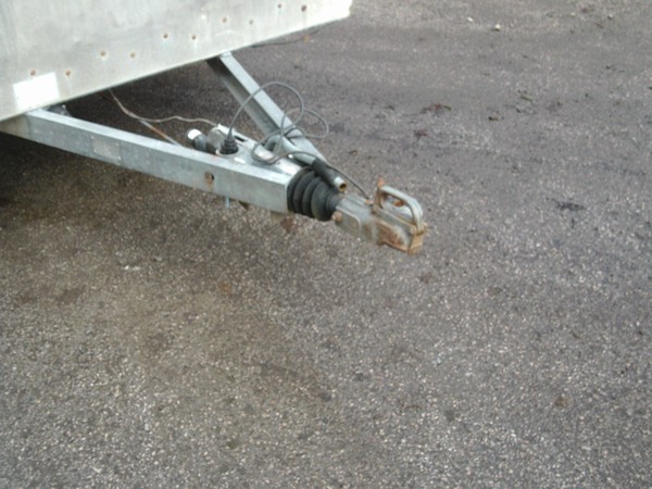 Tow hitch for a cattle trailer