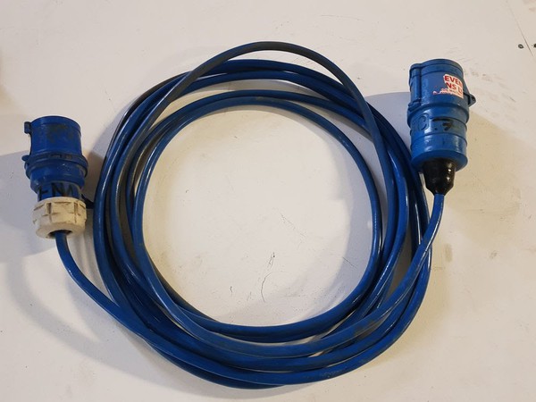 32amp Arctic cable with Cee form plugs