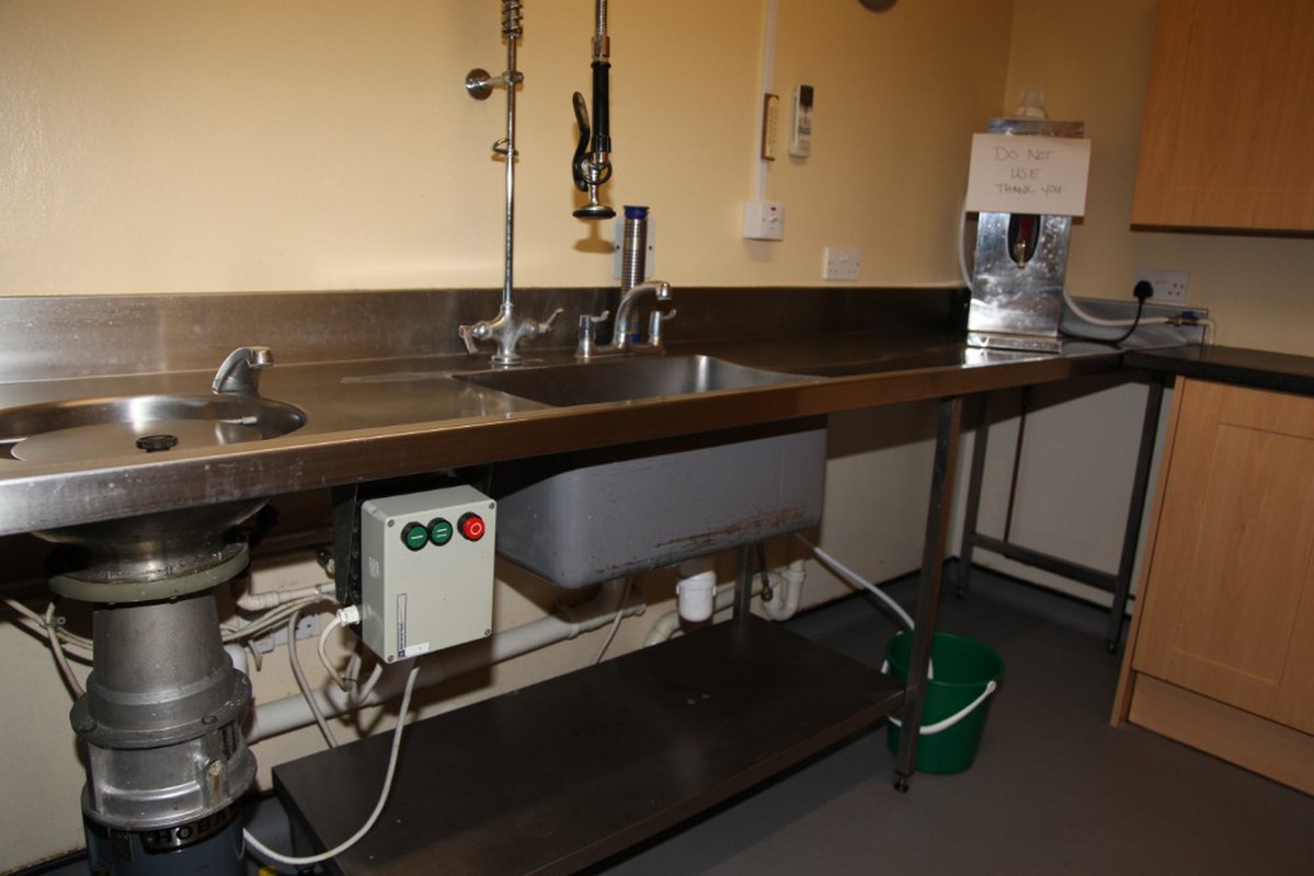 Single Sink With Spray And Wast Disposal 628.JPG