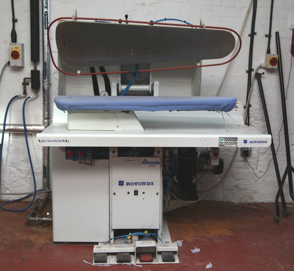 Commercial laundry press