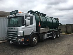 Vacuum tanker truck for sale