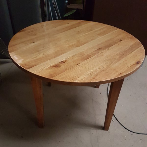Round dining tables