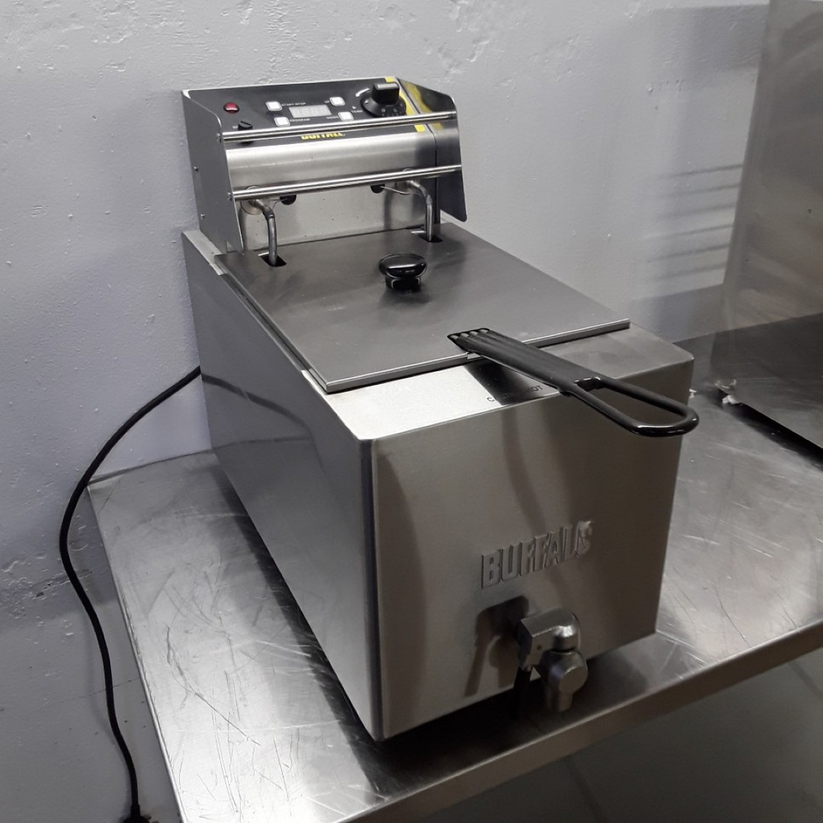Secondhand Catering Equipment Electric Fryers Ex Demo Buffalo GH124 Table Top Fryer 8L (8307