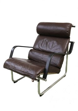 2 Avarte Remmi Yrjo Kukkapuro leather chairs and footstools