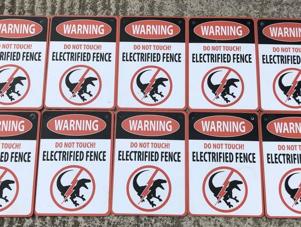 Electric dinosaur fence sign