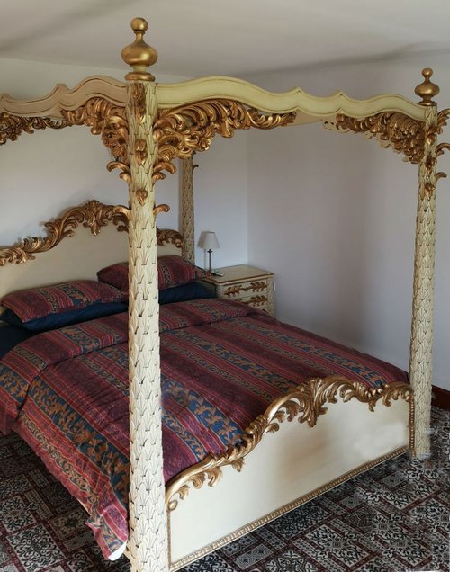 Gold and cream foru poster bed Gold and cream foru poster bed