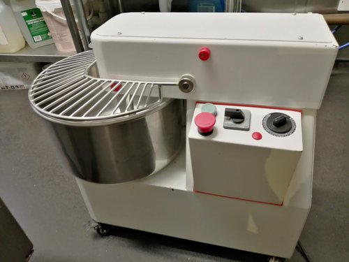 Italian Dough Mixer – Superb Quality Free Wheels Timer Provided as standard Mechanical control Spiral mixers with fixed head and bowl 82kg Dimensions 40 x 69 x 63 cm Single phase In great working order. A real workhorse of the kitchen, makes great dough,