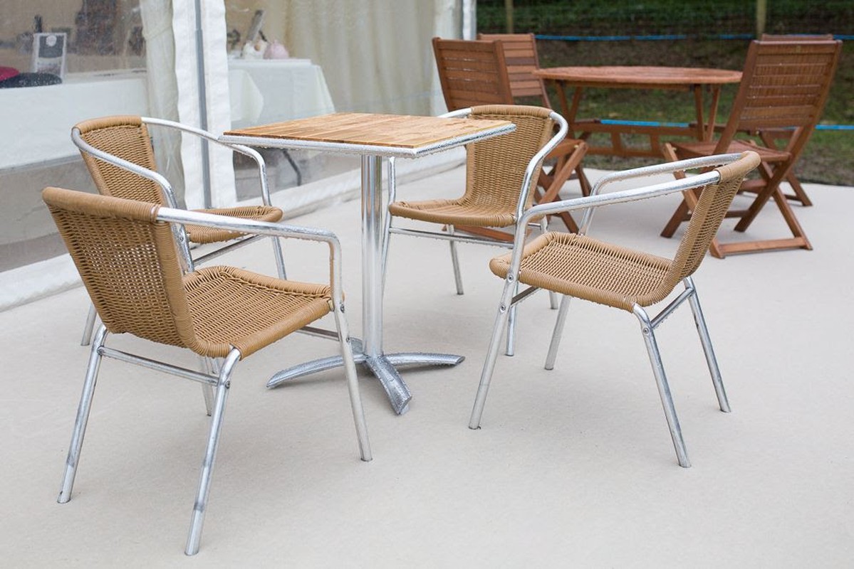 8x Aluminium Furniture - Selection Of Tables And Chairs - Gloucestershire 8x Aluminium Furniture - Selection Of Tables And Chairs - Gloucestershire