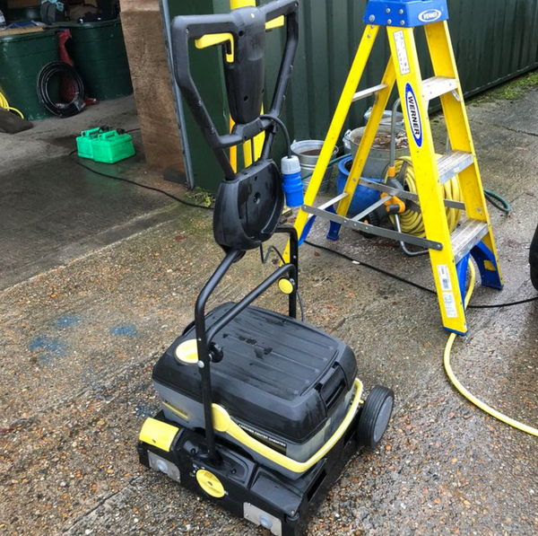 Floor Scrubber Drier with Brushes