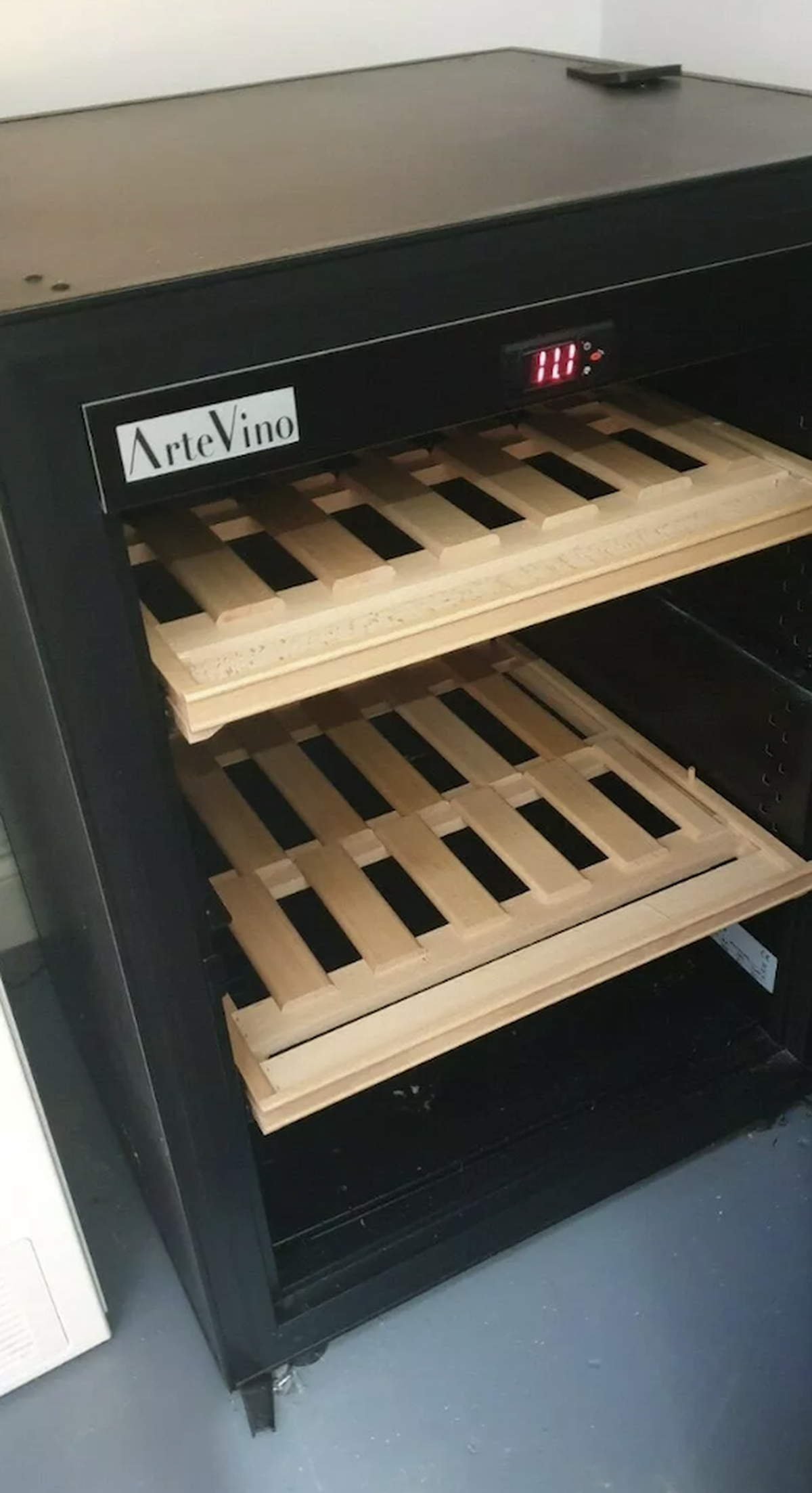 Secondhand Pub Equipment | Wine Bottle Fridge | Artevino ...