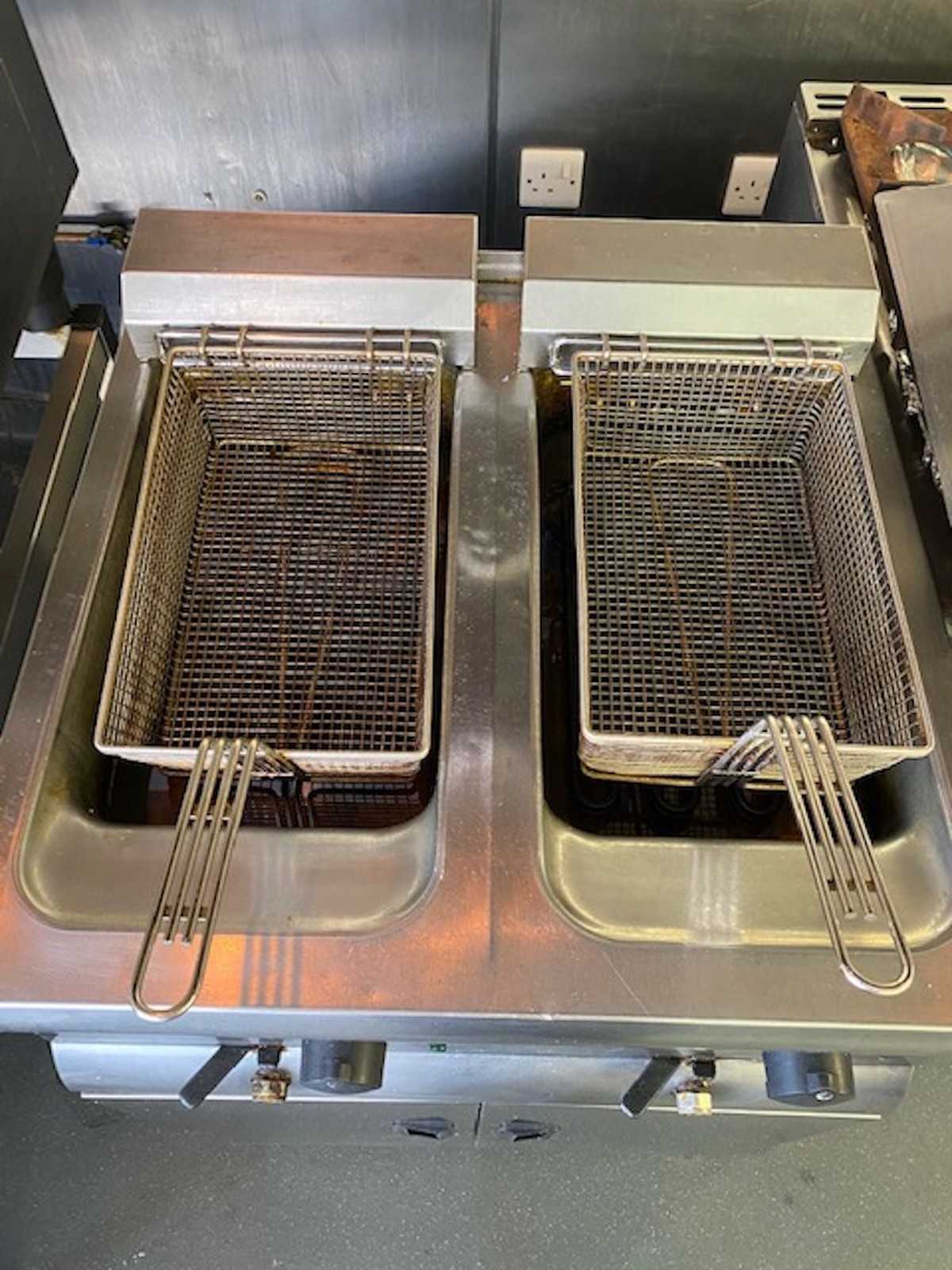 Secondhand Catering Equipment Electric Fryers Lincat Twin Tank