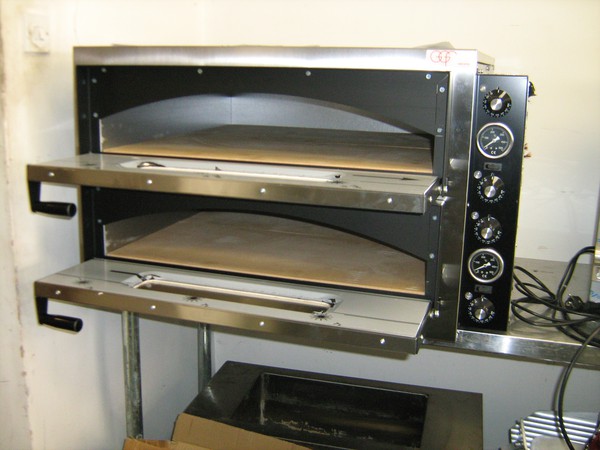 Two deck pizza oven