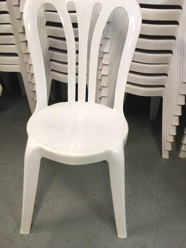 Secondhand Chairs and Tables Plastic Bistro Chairs 500x Garrotxa