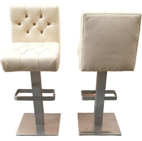 High bar stools in cream leather High bar stools in cream leather