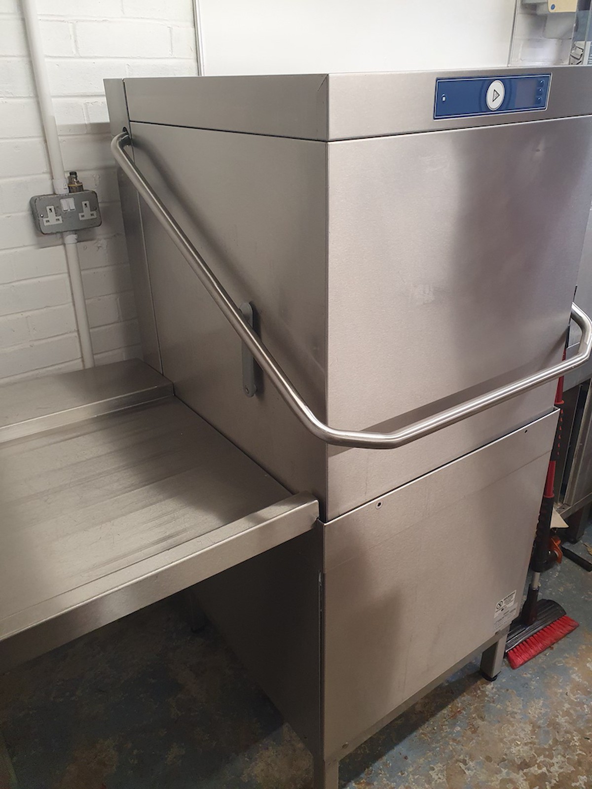 Secondhand Catering Equipment Pass Through Dishwasher Hobart AM900S