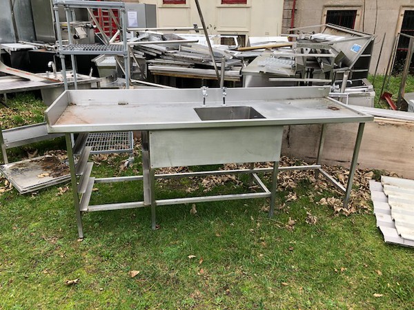 Single catering sink with tray rack and taps