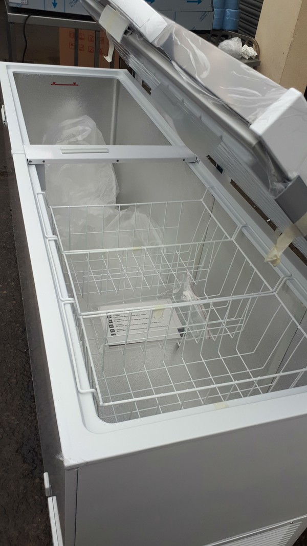 Commercial chest freezer