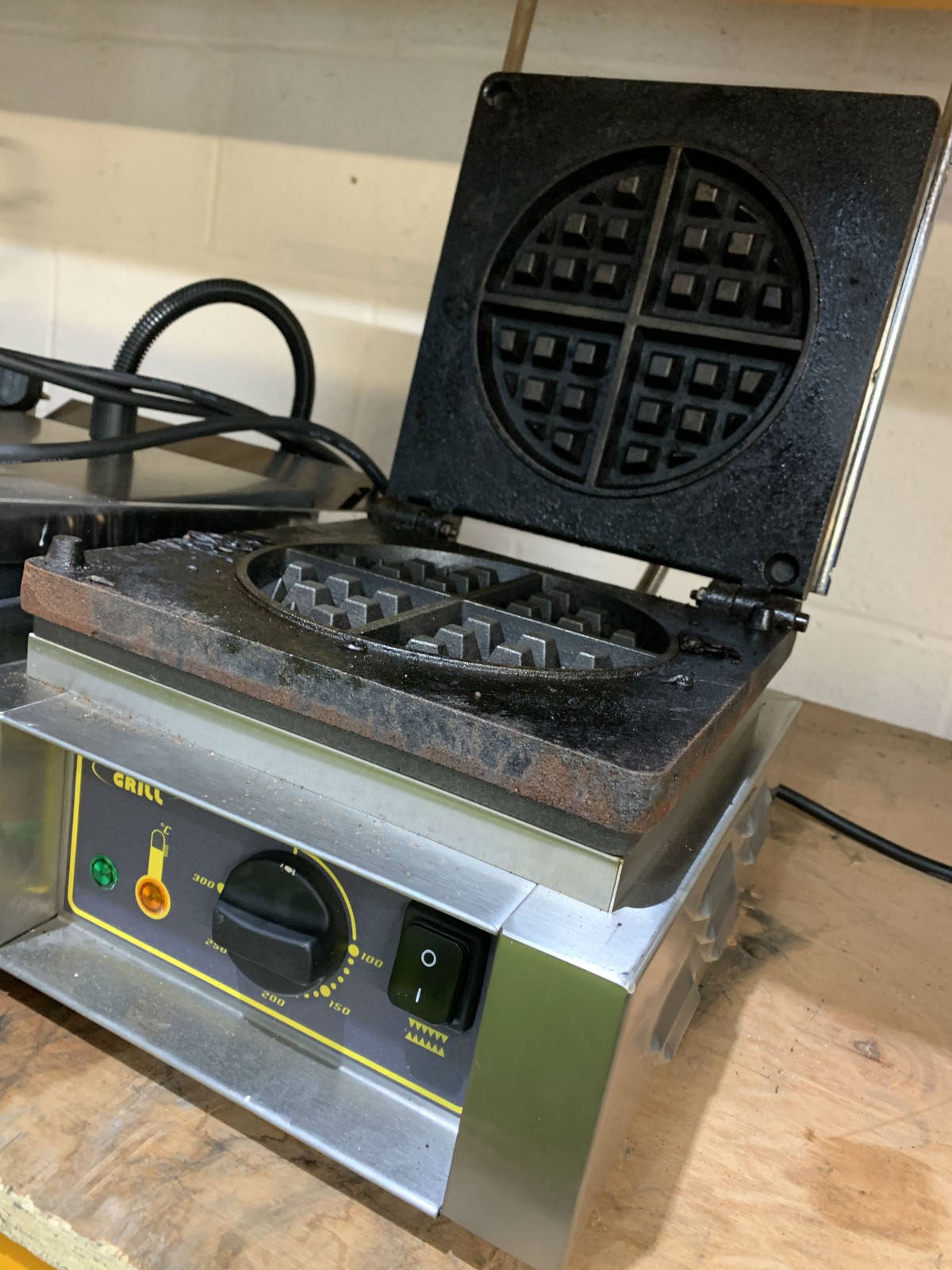 Secondhand Catering Equipment | Waffle Makers | Roller Grill GES 75 ...