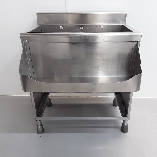Stainless steel ice well