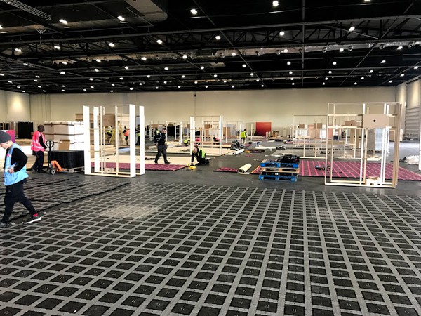 Exhibition flooring with cable runs