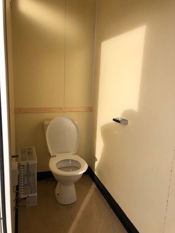 Toilet cubicle with heater