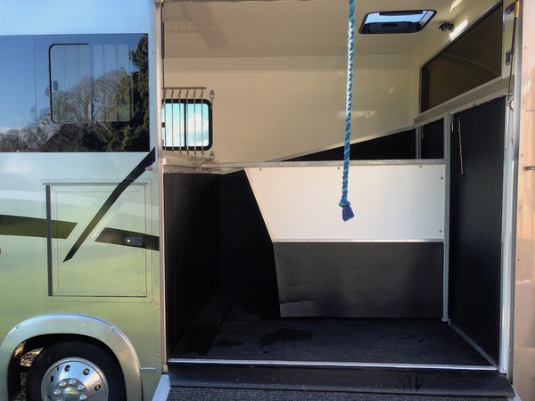 Horse Box for 18 hand horse