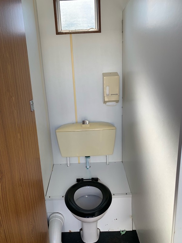 4 + 2 toilet trailer cubicle