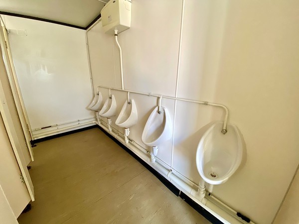 Gents toilet block with five urinals