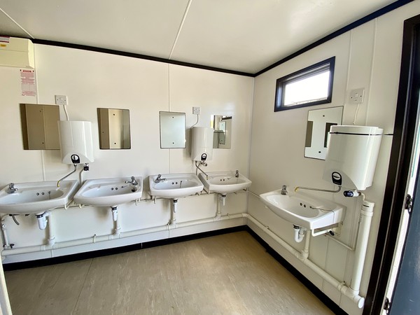 Sinks in Gents / male toilet unit