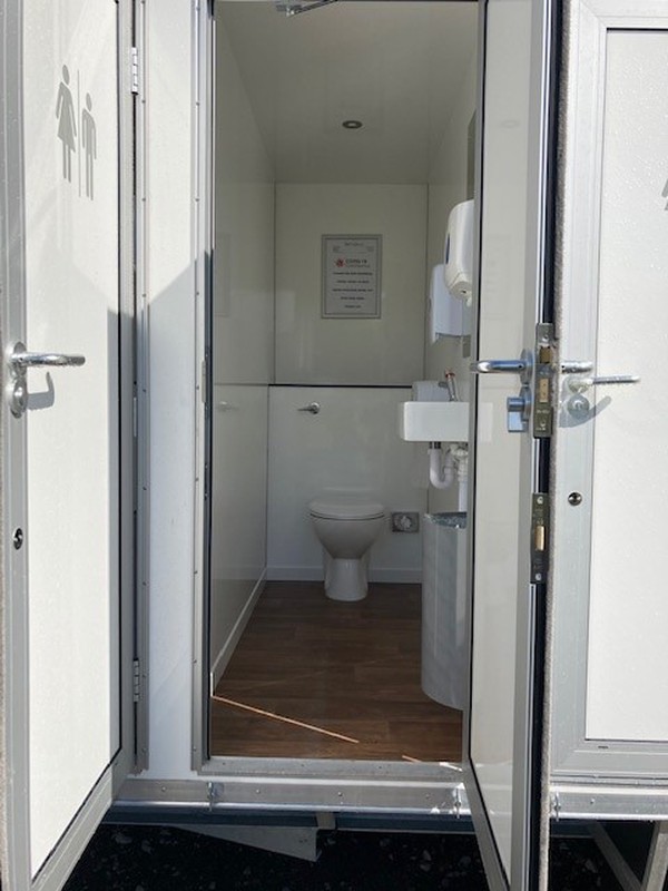 Toilet trailer with individual cubicles