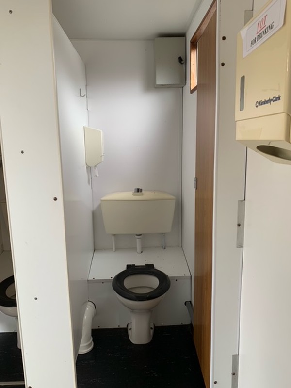 3 Cubicle toilet + lage urinal