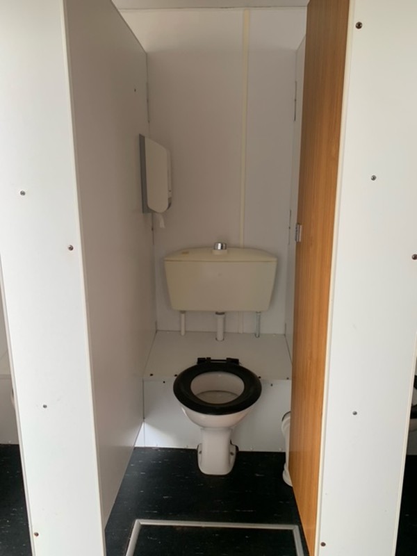 Urinal + 3x toilets