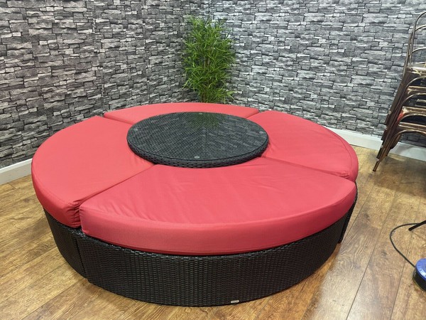 Circular round out door 4x benches and table