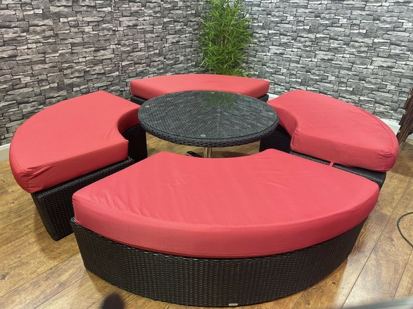 Varaschin Rattan round bench with red cushions