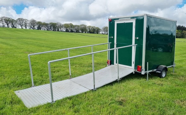Toilet trailer with a wheelchair accessible ramp