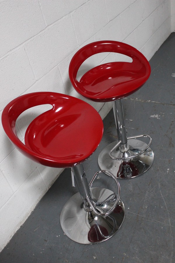 Adjustable height bar stools