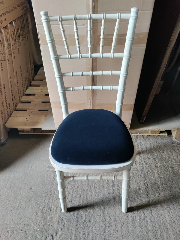 Seat pads for chiavari chairs