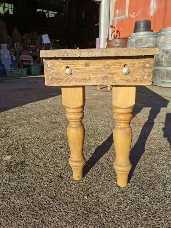 Rustic bench with round folding legs