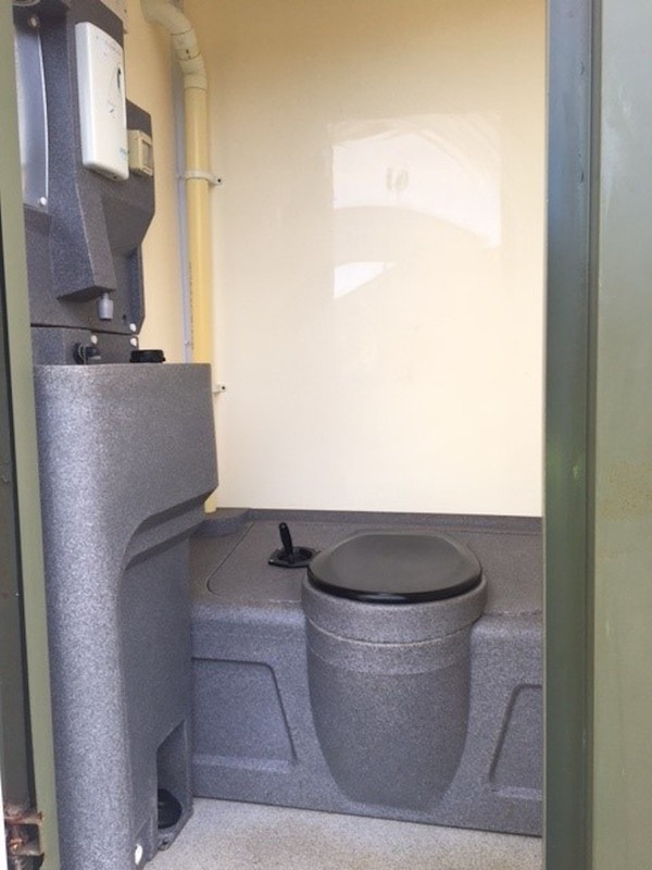 Welfare cabin with toilet unit