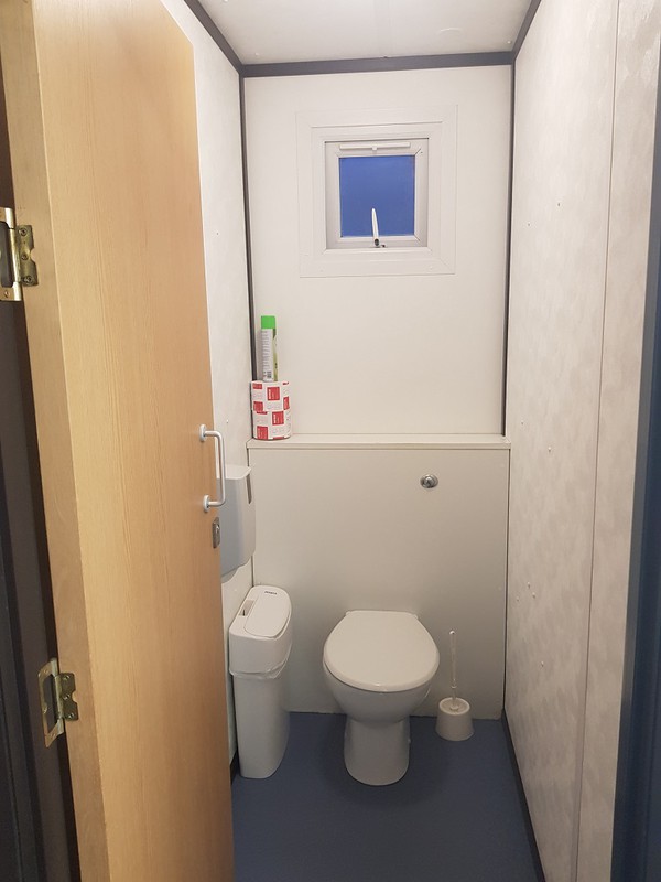 Portable building shower / toilet block