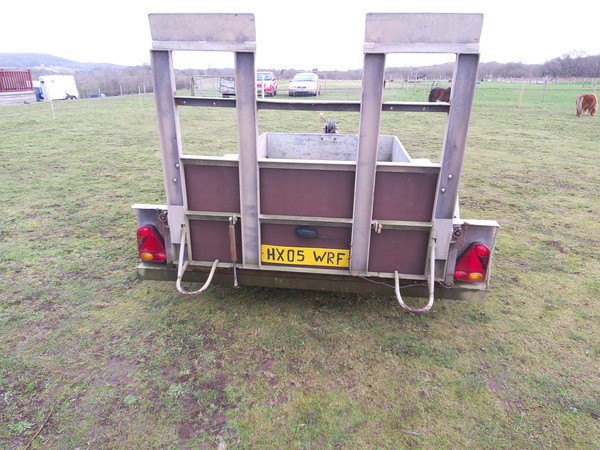Plant trailer with ramp